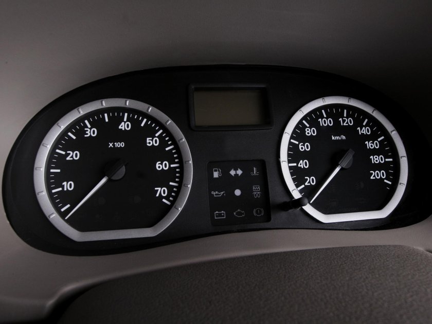 Панель Рено Логан 1