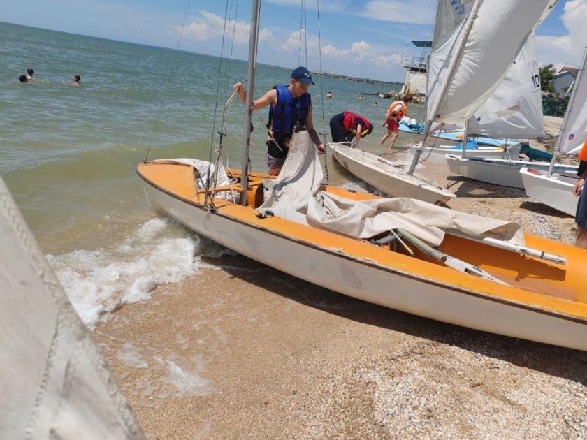 Парусная лодка