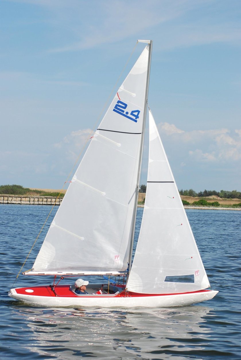 Парусная яхта швертбот