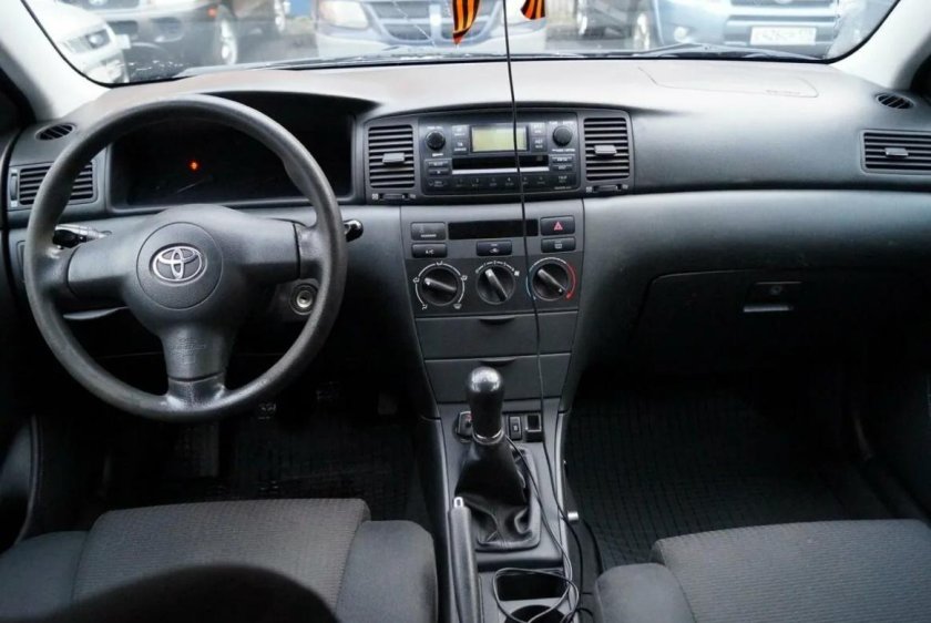 Тойота королла 2004 года