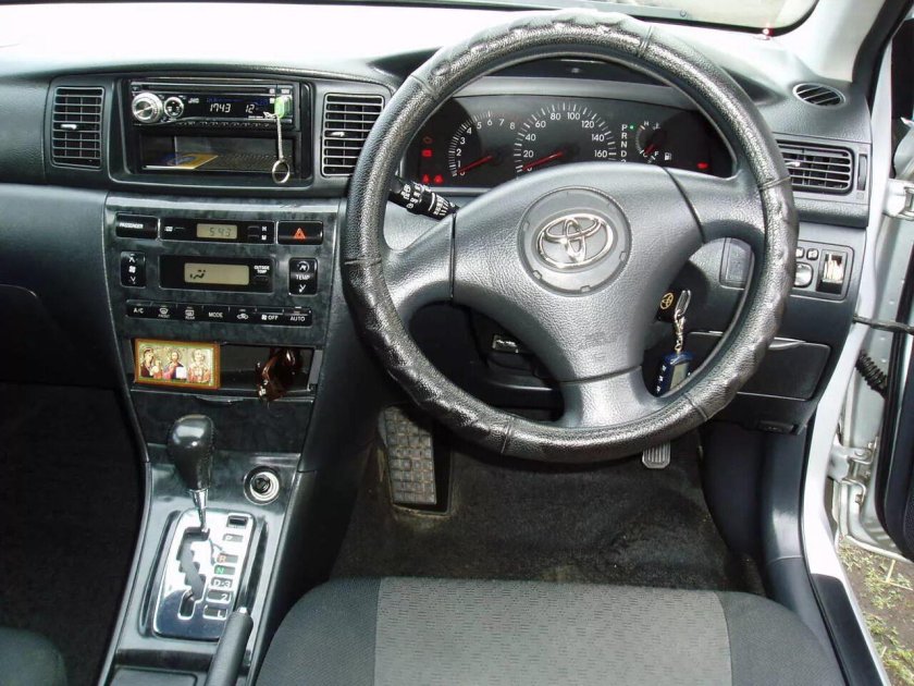 Toyota Corolla 120 Fielder салон