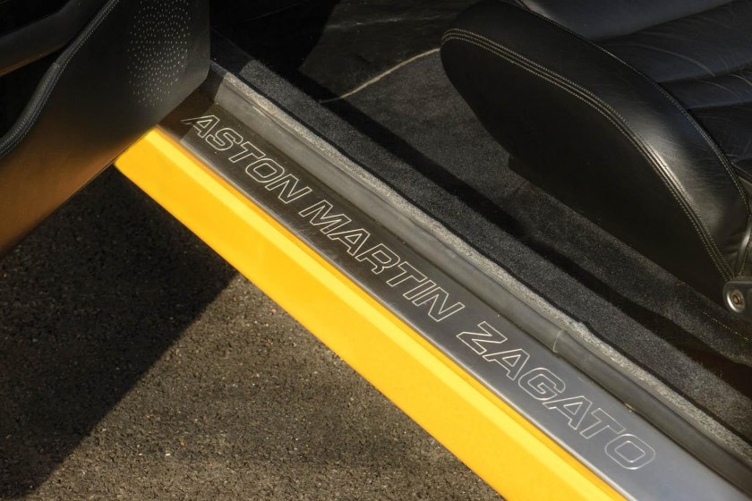 Автомобиль aston martin