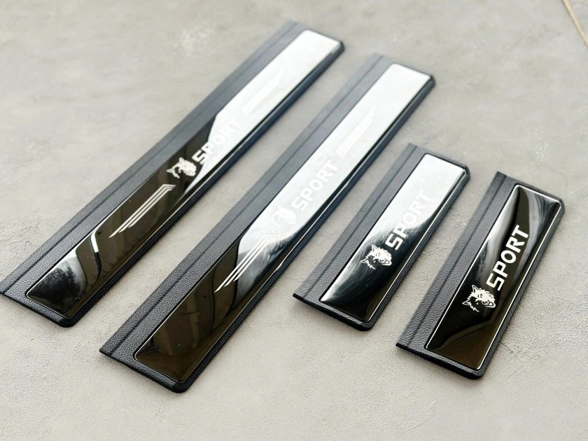 Накладка на порог автомобиля