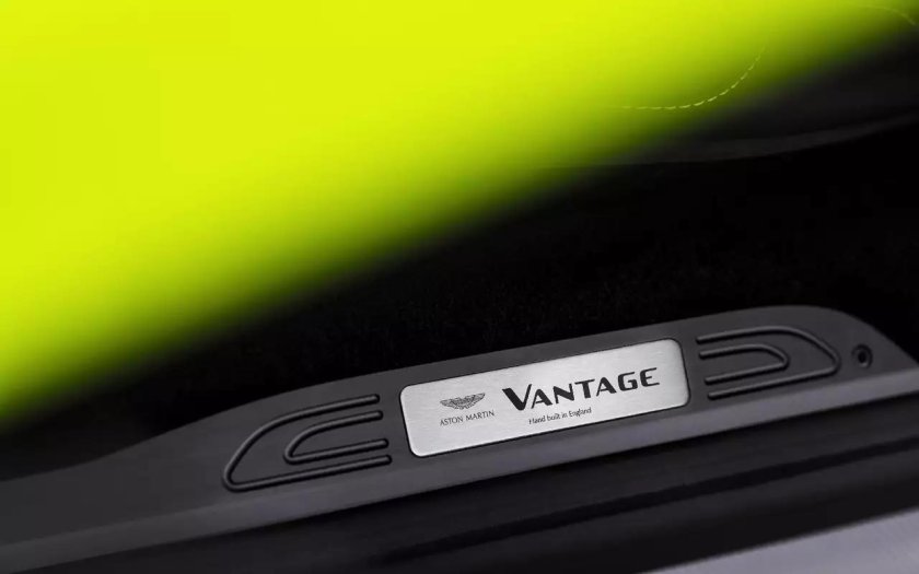 Aston Martin Vantage 2018 салон