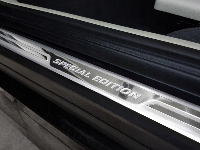 Накладки на пороги универсальные