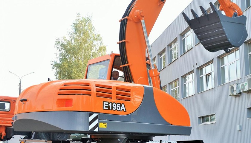 Экскаватор umg e170w