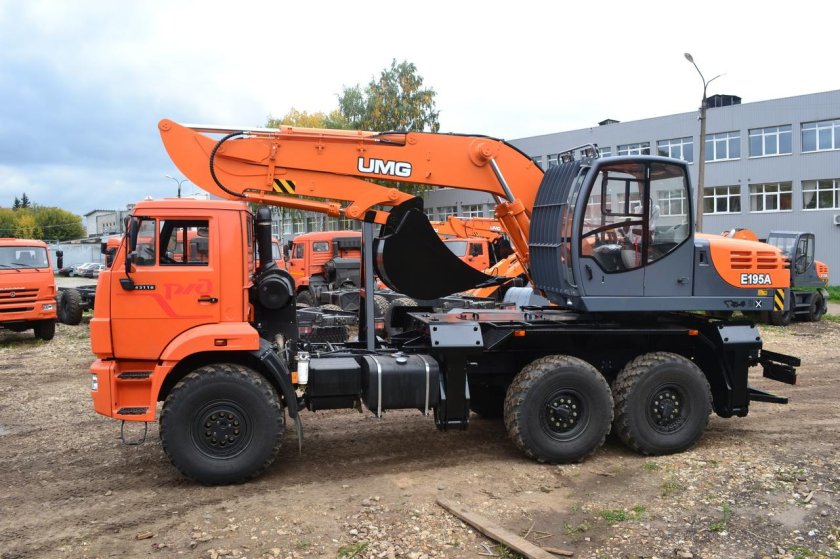 Экскаватор на автомобильном ходу КАМАЗ-43118 e195а
