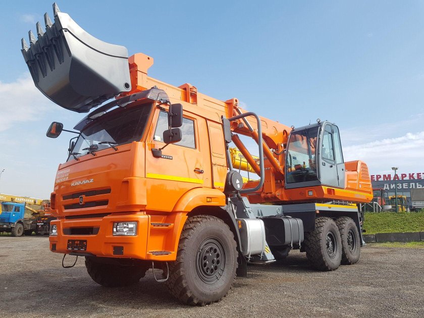 Экскаватор UDS-214 на шасси КАМАЗ 43118
