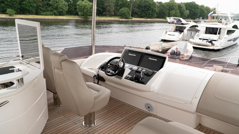 Яхта моторная Princess 68