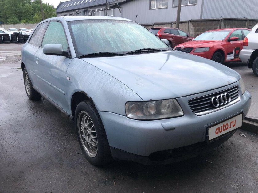 Серая Ауди 2001
