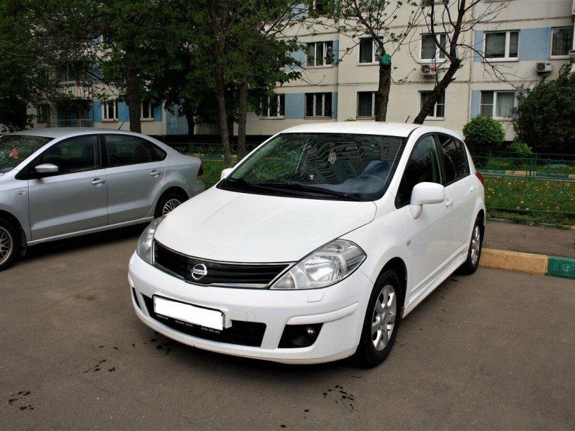Ниссан Тиида 2008 белая