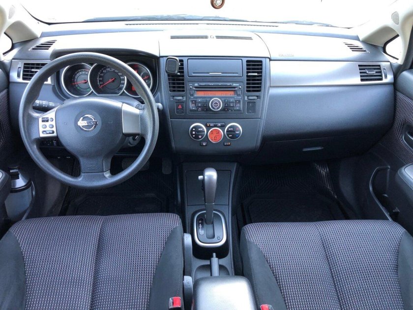 Nissan tiida 2008 седан салон