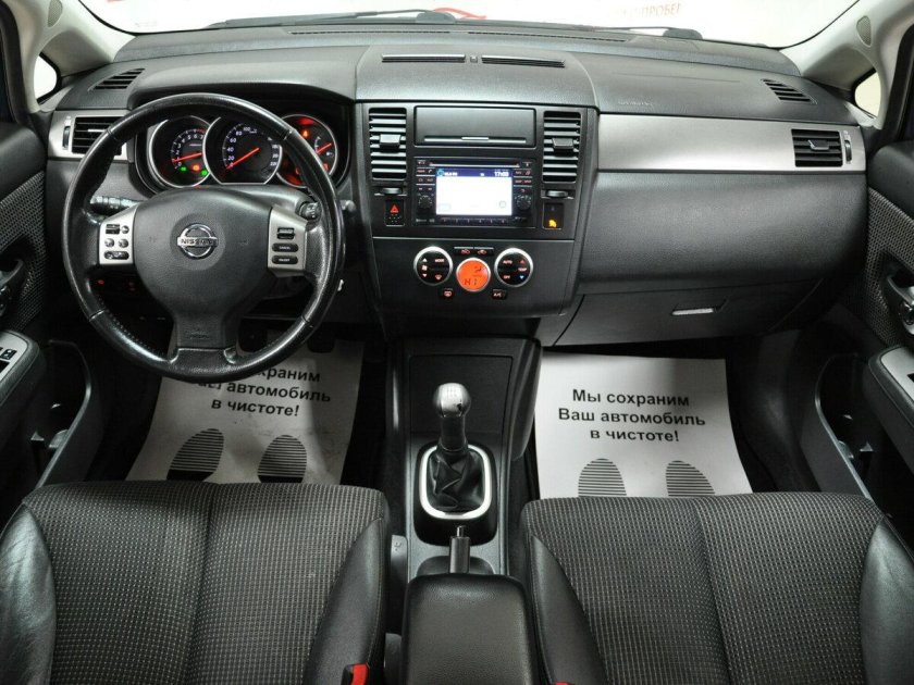 Nissan Tiida 2008 седан салон