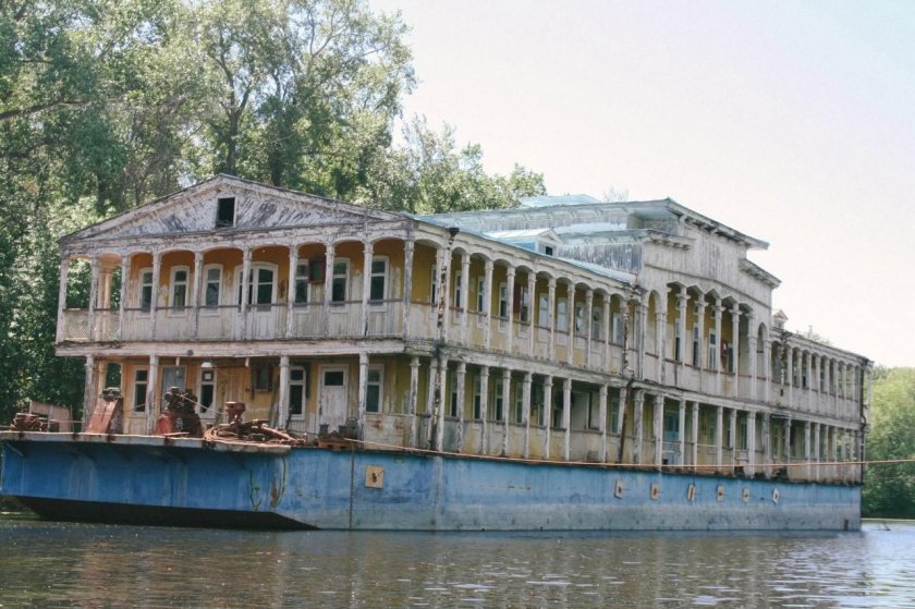 Дебаркадер Астрахань заброшенный