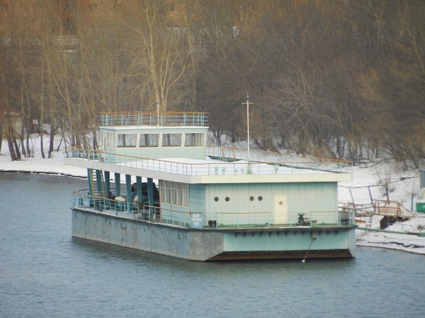Баржа дебаркадер