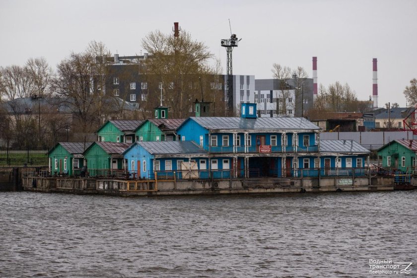 Баржа дебаркадер