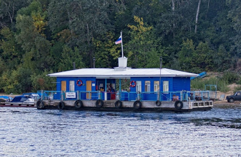 Дебаркадер корабль