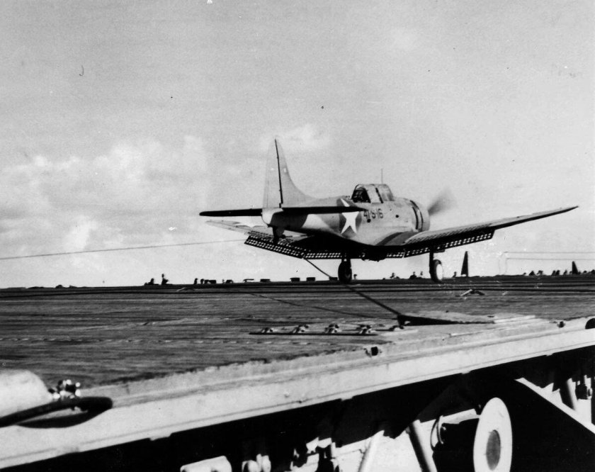 Палубный пикирующий бомбардировщик США