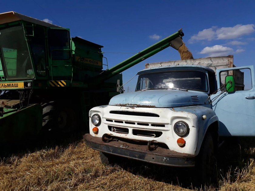 ЗИЛ 130 на уборочной