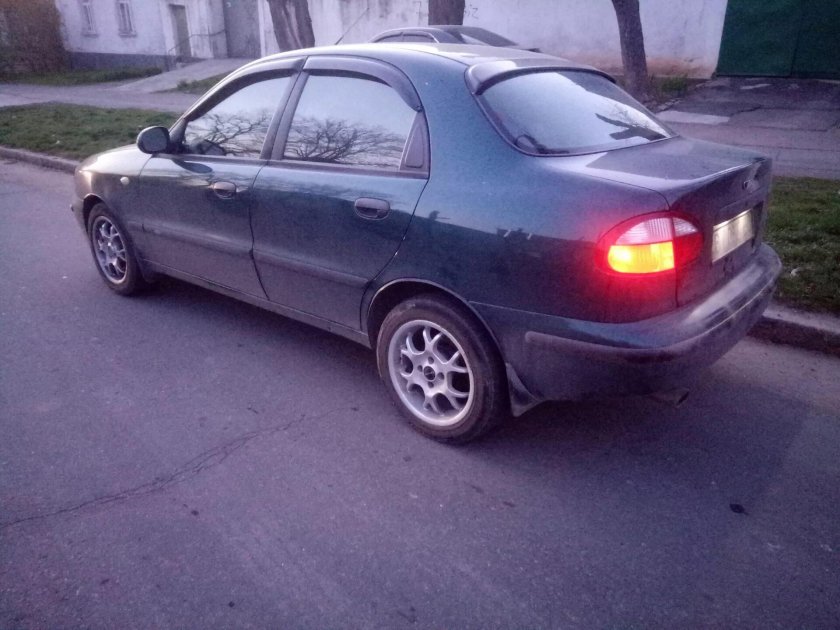 Део Ланос зад