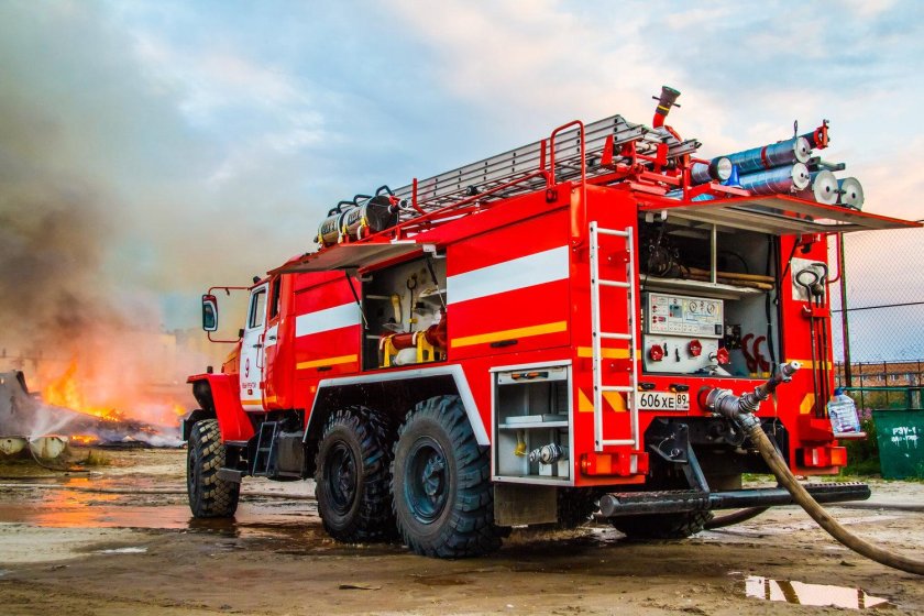 Пожарная машина Урал 5557 с лестницей