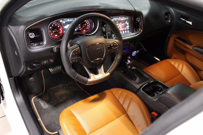 Додж Чарджер 2018 салон