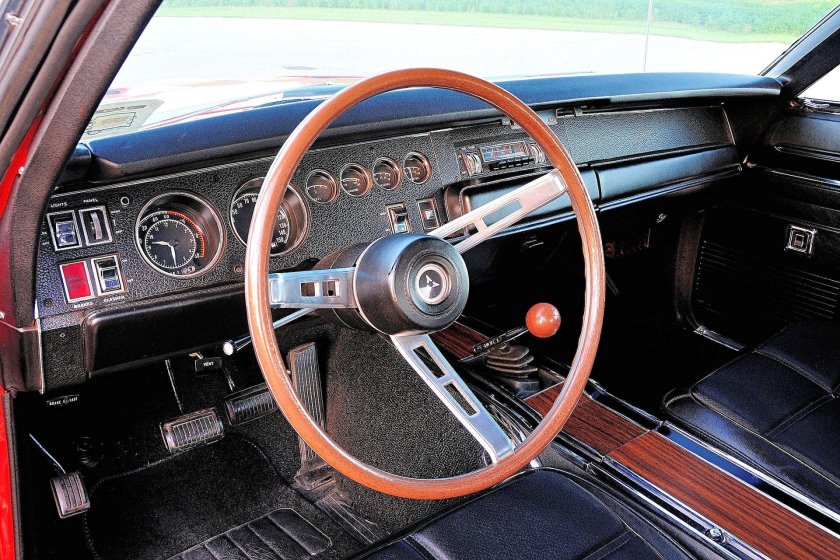 Додж Чарджер 1969 салон