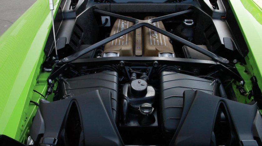 Как выглядит ручка замка капота на Ламборгини Хуракан Перфоманте