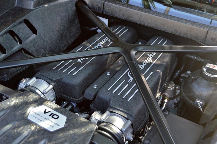 Моторный отсек Lamborghini Huracan