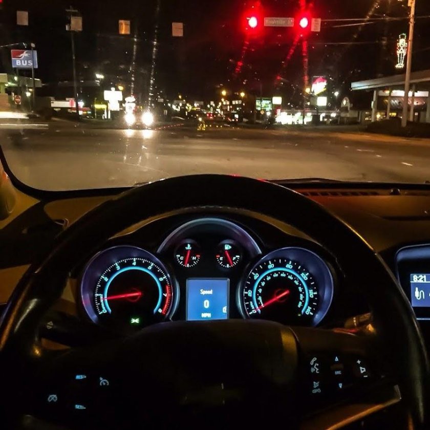 Chevrolet Cruze внутри ночью