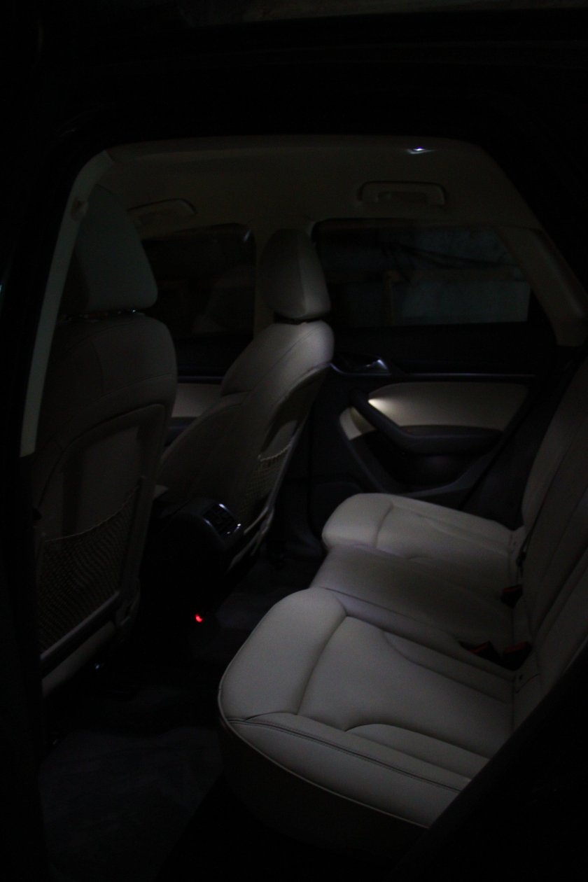 В машине ночью на заднем сидении