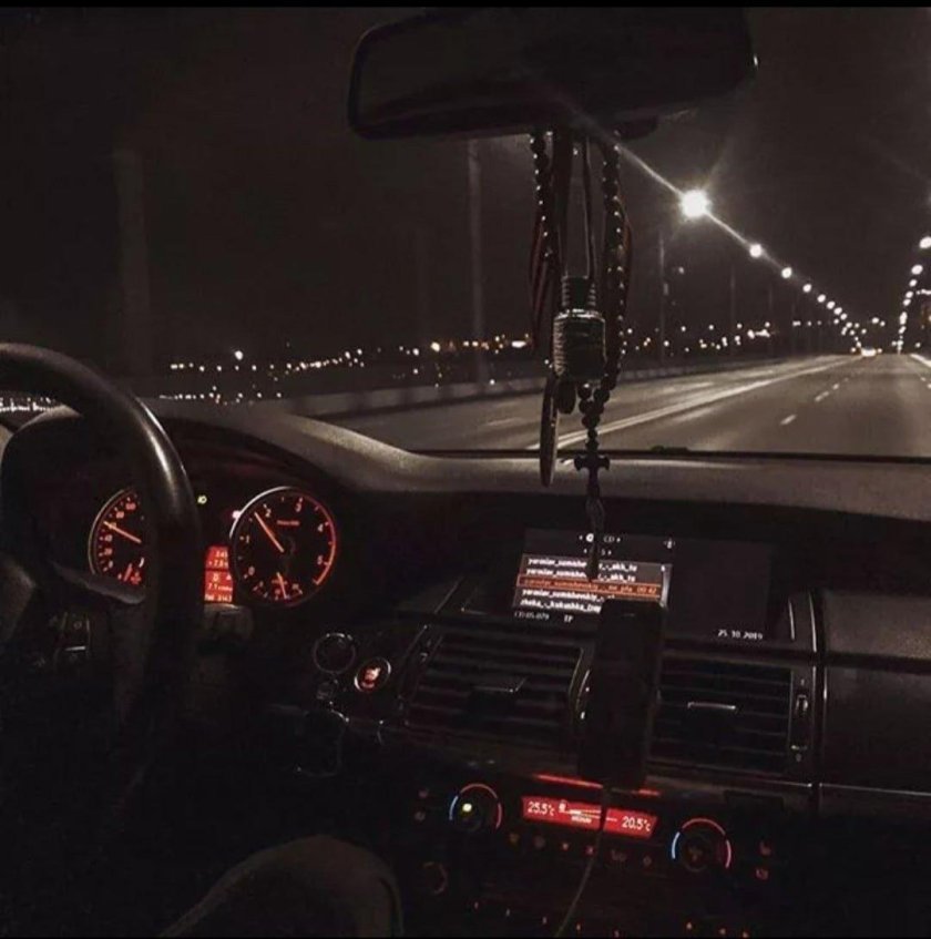 Салон машины ночью