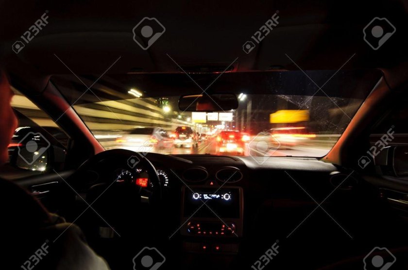 Задний салон машины ночь