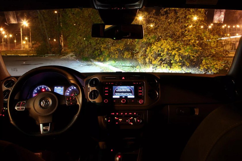 Фольксваген Тигуан салон ночью