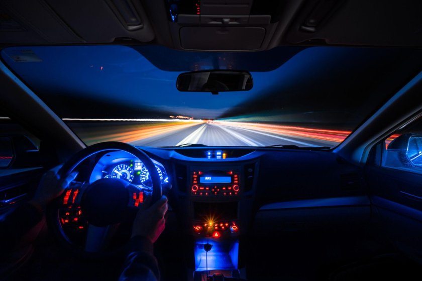 Салон машины ночью