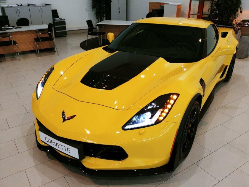 Шевроле Корвет желтый