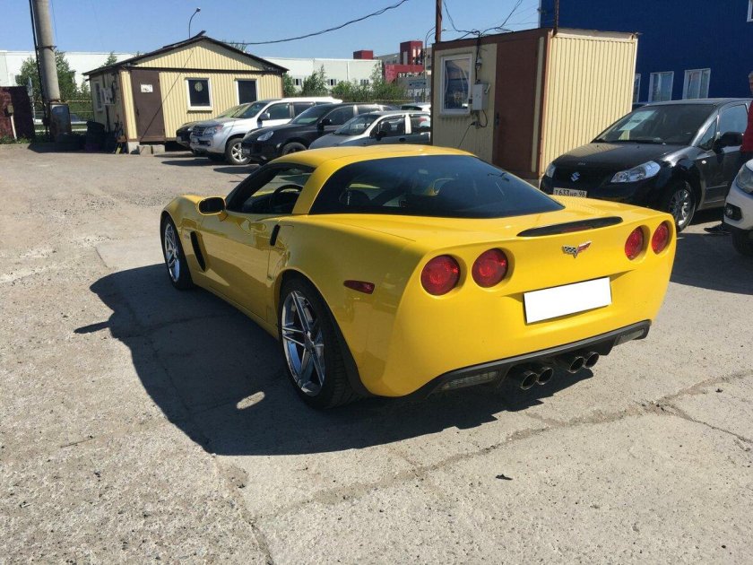 Шевроле Корвет желтый