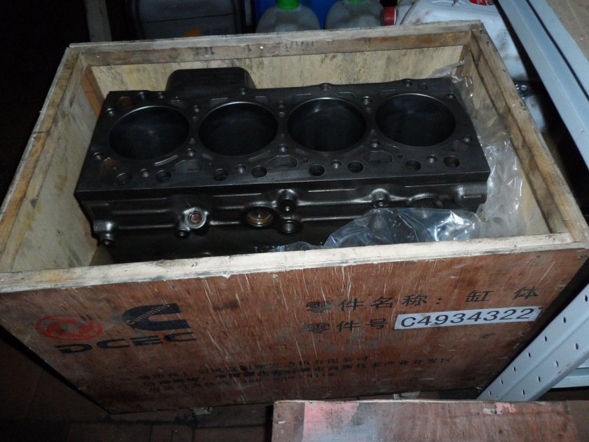 Блок цилиндров 4934322, cummins