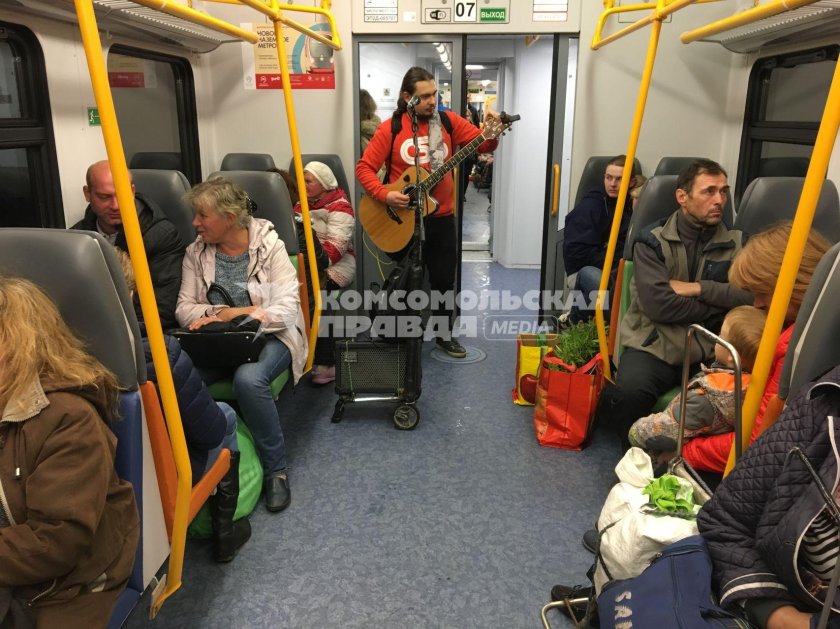 Туристы в электричке