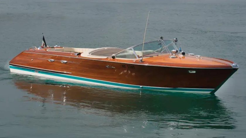 Riva Ferrari 32