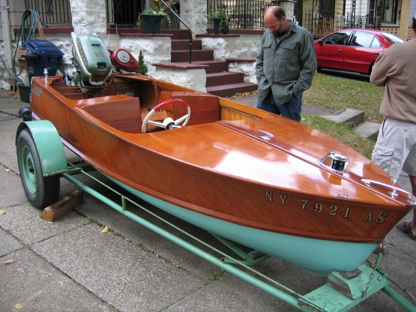 Деревянный катер