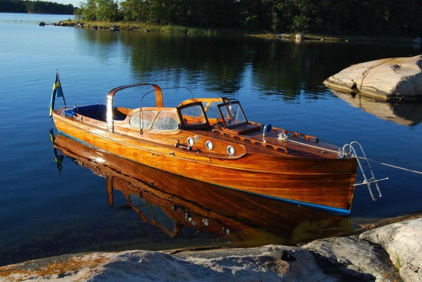 Деревянный катер