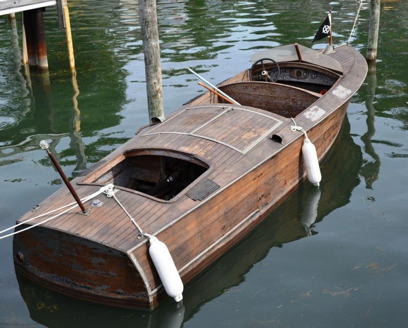 Красивая деревянная лодка