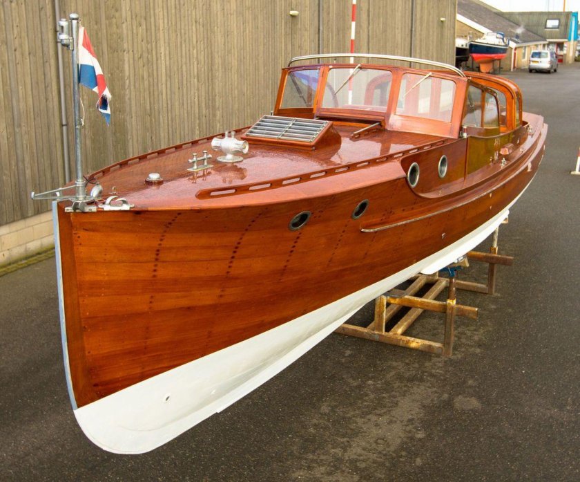 Катер водоизмещающий АК 690