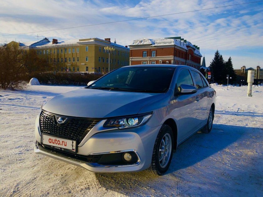 Серебристая тойота