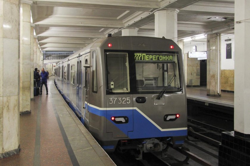 Кнопки на дверях поезда 81-760/761/762 Ока