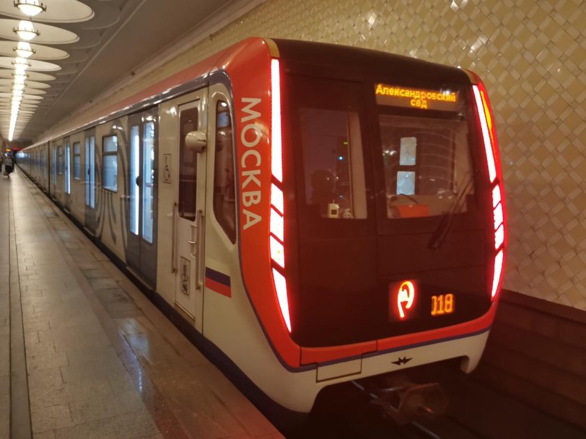 Метропоезд москва