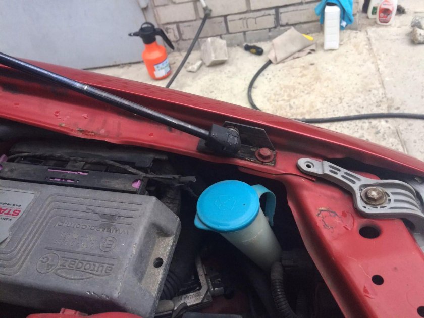 Газовые упоры капота на Авео т250