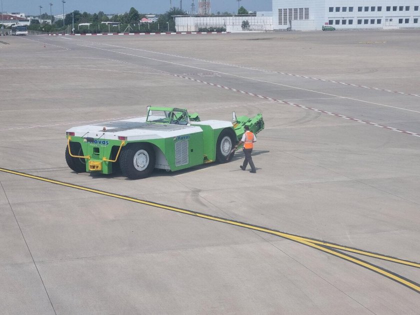 Аэродромный тягач