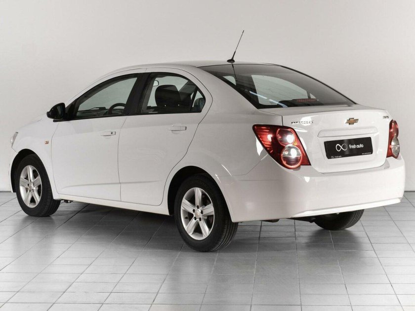 Шевроле Авео белый седан 2013